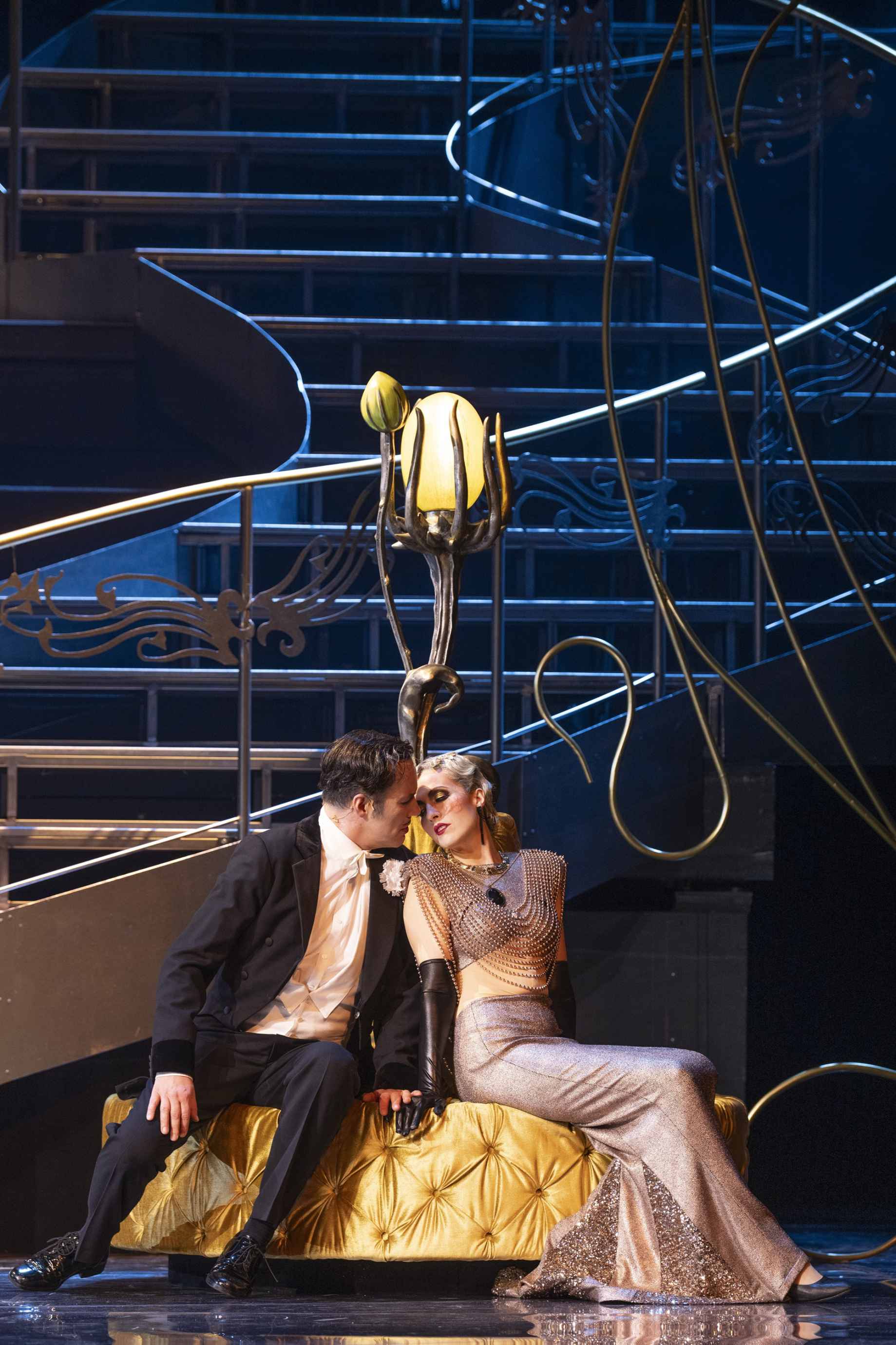 Szenenbild aus „Der Graf von Luxemburg“ mit Daniel Prohaska als René Graf von Luxemburg und Andreja Zidaric als Angèle Didier auf einer elegant beleuchteten Bühne.