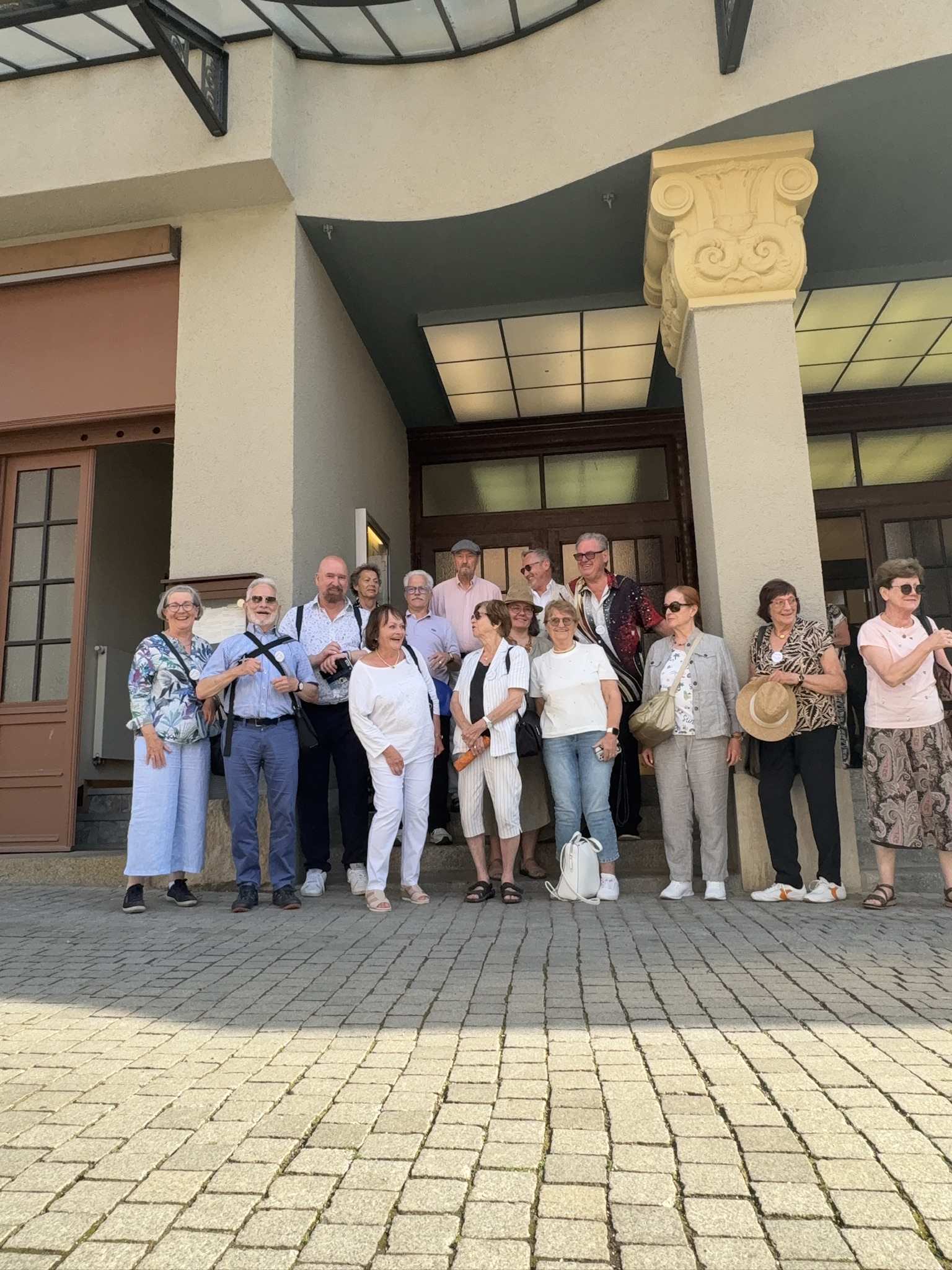 Reisegruppe vor der MuKo in Leipzig