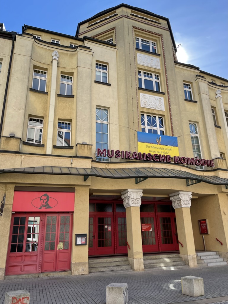 Blick auf die Musikalische Komödie in Leipzig-Lindenau.